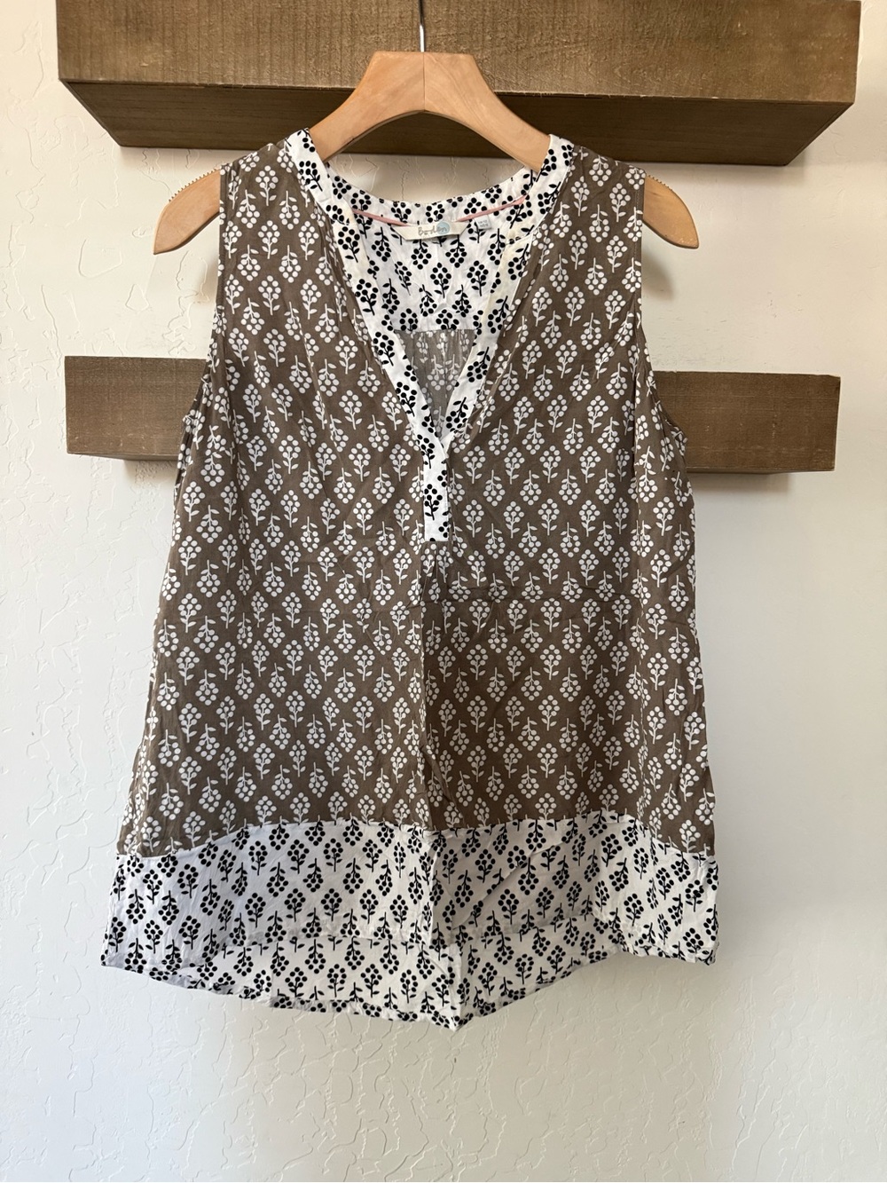 Boden|Sleeveless Olive/White Pattern V-Neck sleeveless Top in floral•Fall style